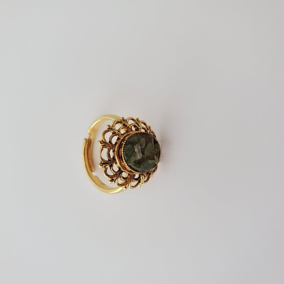 Victorian Women's Gold Jade Ring Jade Chips Oval Stone Centre Scalloped Bezel - Picture 8 of 8